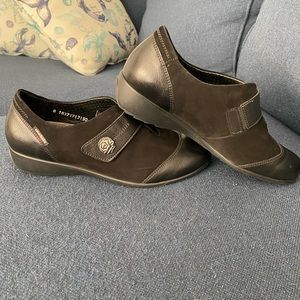 Mobils Ergonomic Shoes.  Black. 10. Removable insole. Shock absorber sole.